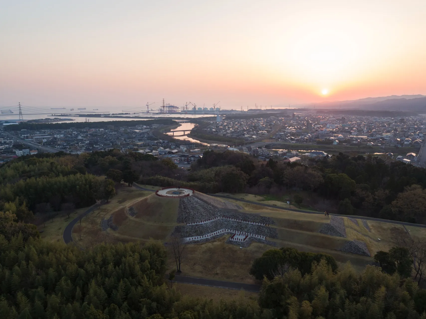 香りよく色美しく咲き誇っている花も、やがては散ってしまう。 この世に生きる私たちとて、いつまでも生き続けられるものではない。 この無常の、有為転変の迷いの奥山を今乗り越えて 悟りの世界に至れば、もはや儚い夢を見ることなく、現象の仮相の世界に酔いしれることもない安らかな心境である。